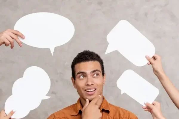 homem com baloes ao redor representando faq sobre previdência privada